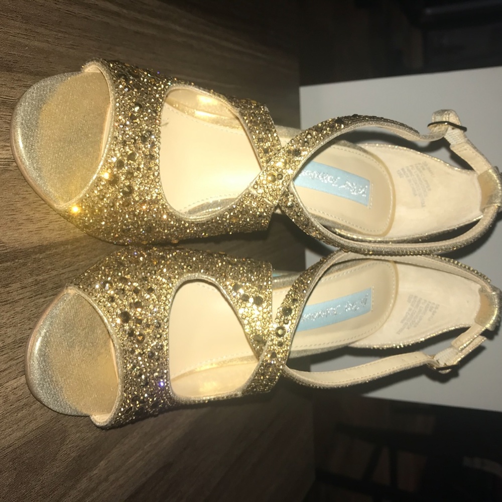 Shoes - Picture 3 of 6